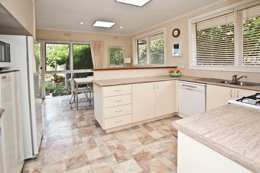 16 Southdown Avenue, GLEN WAVERLEY VIC 3150, Glen Waverley - Thumbnail 2
