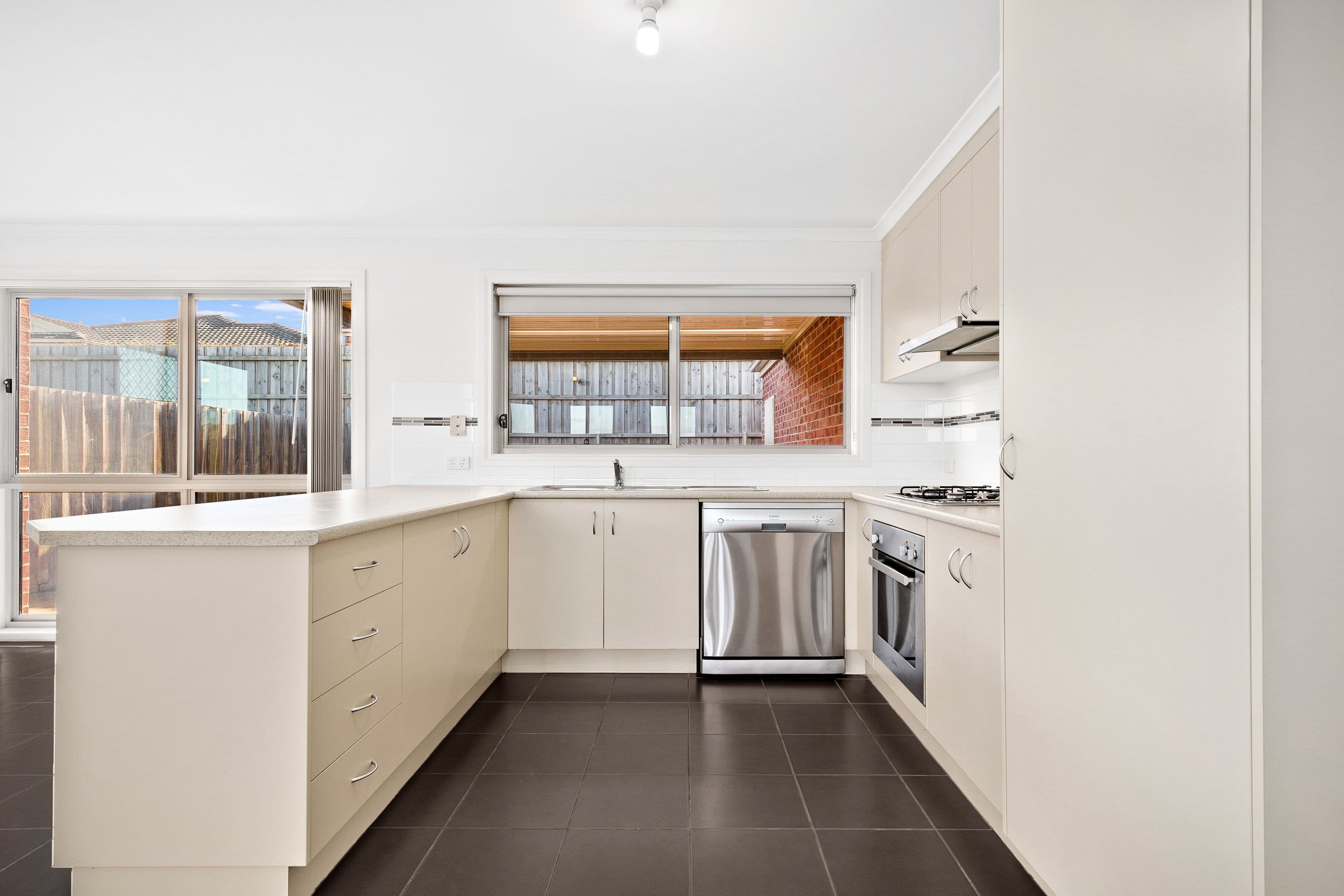 8 McClenaghan Place, Pakenham VIC 3810, Pakenham - Thumbnail 3