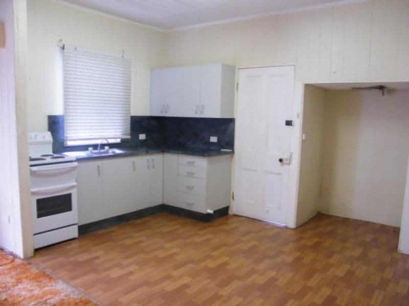 8 Castle Street, CHINCHILLA QLD 4413, Chinchilla - Thumbnail 2