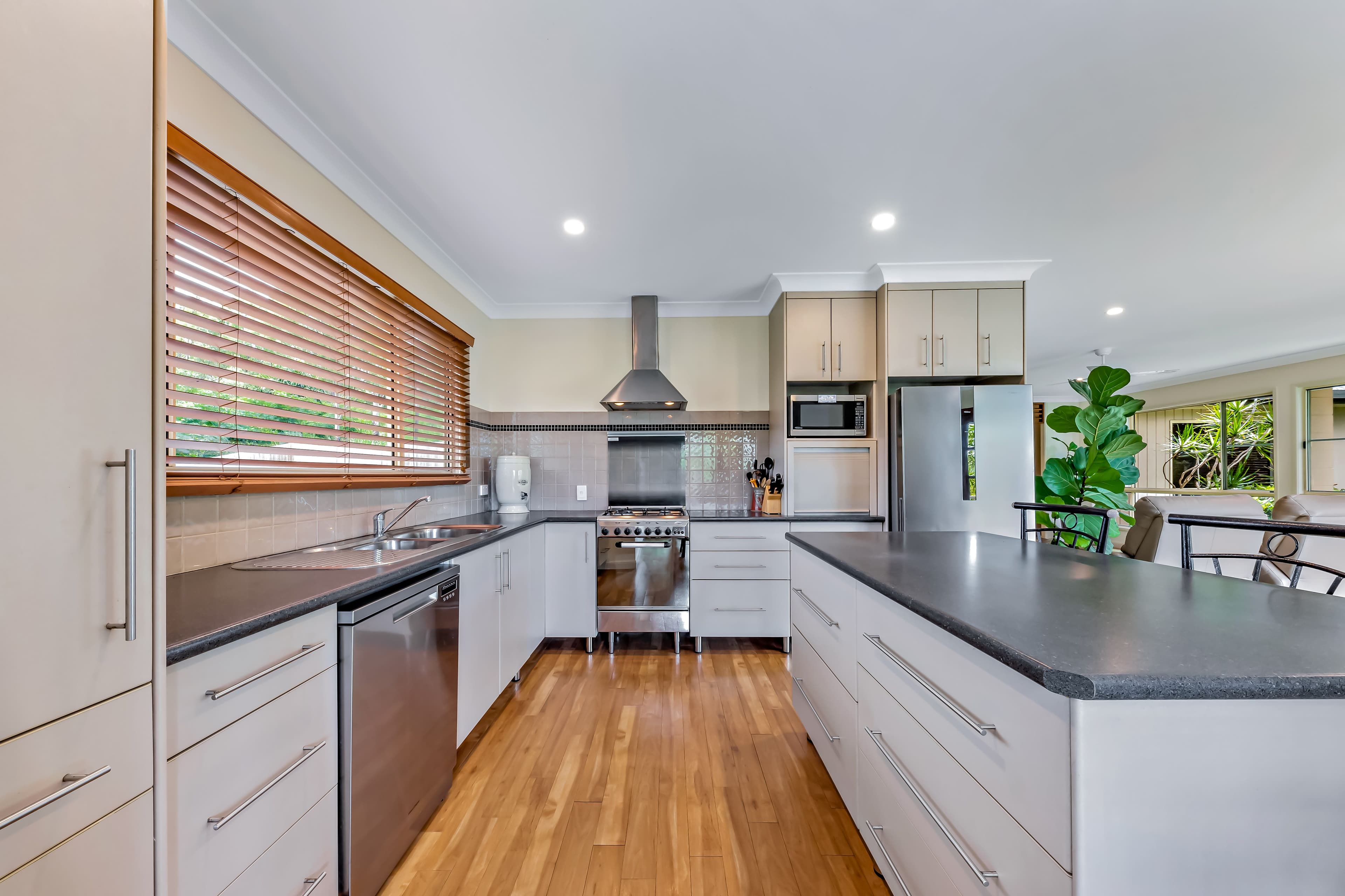 16 Grace Avenue, Cannonvale QLD 4802, Cannonvale - Thumbnail 4
