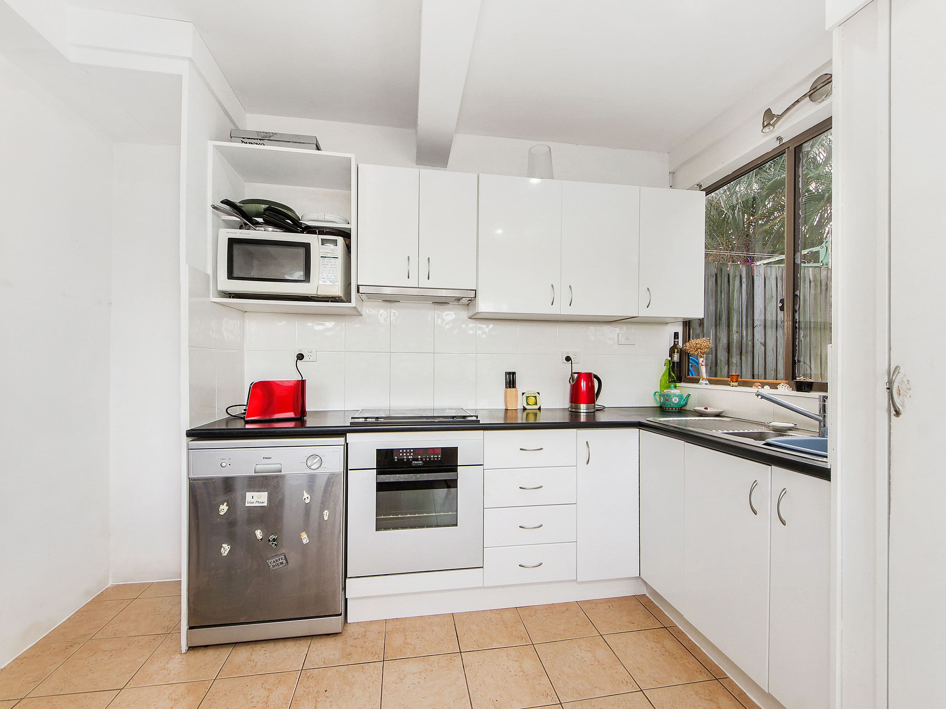 33 Brooke Avenue, Southport QLD 4215, Southport - Thumbnail 2