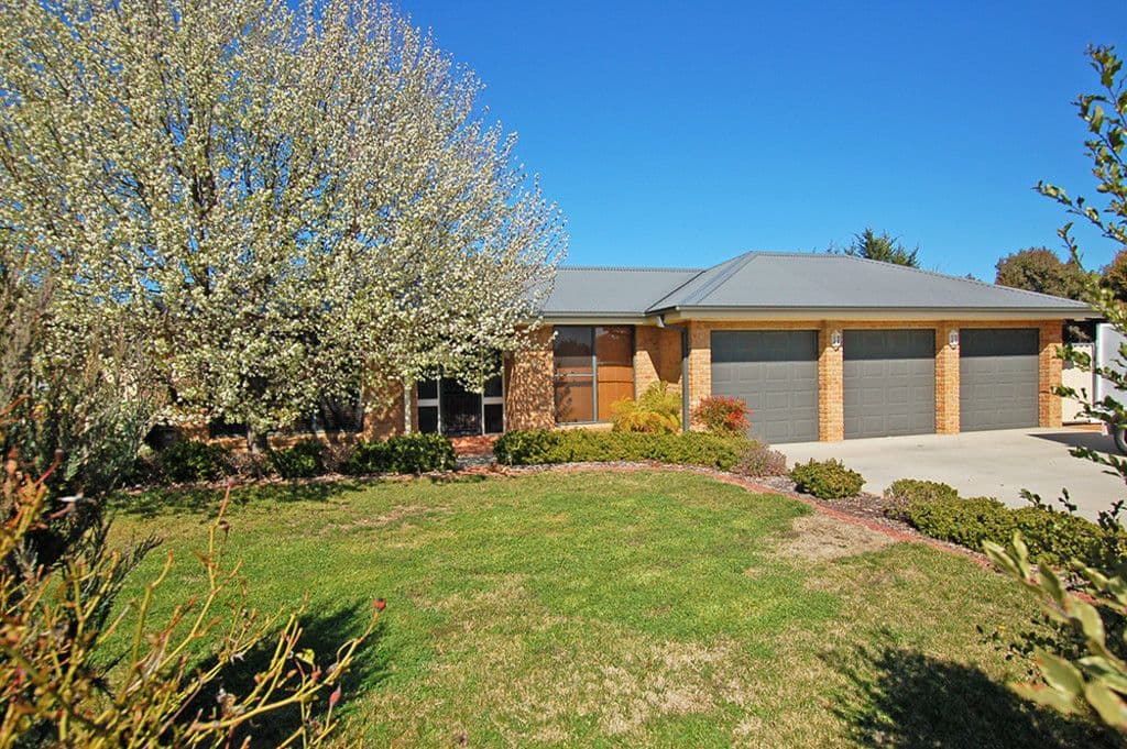 2 Hyland Drive, Bungendore - Thumbnail 2