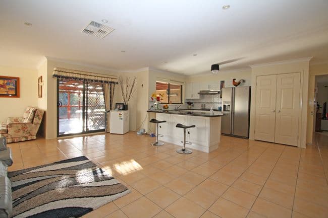 2 Hyland Drive, Bungendore - Thumbnail 6