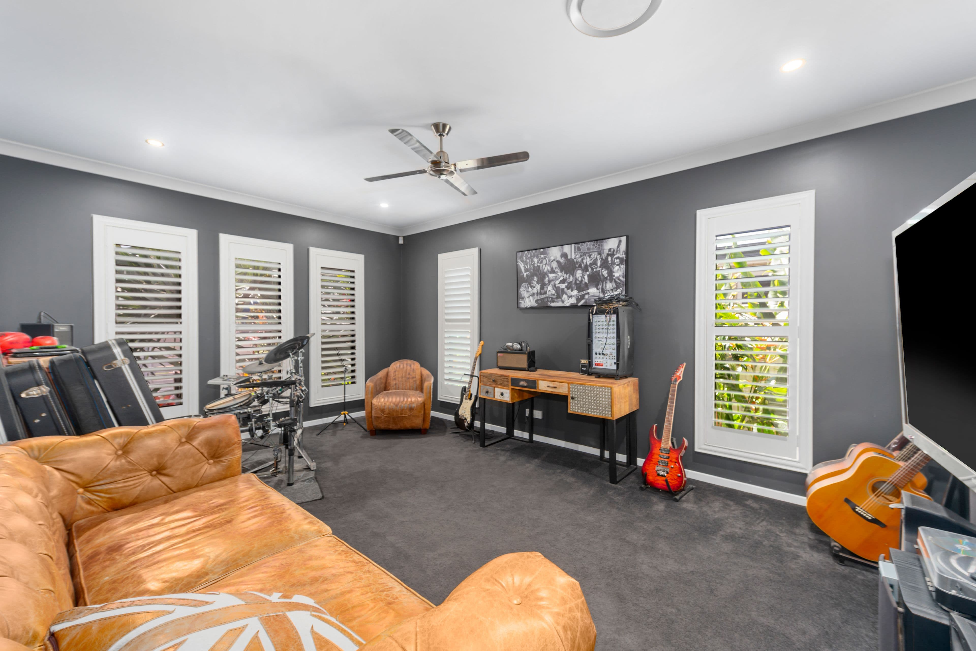11 Clinton Avenue, Burleigh Waters QLD 4220, Burleigh Waters - Thumbnail 4