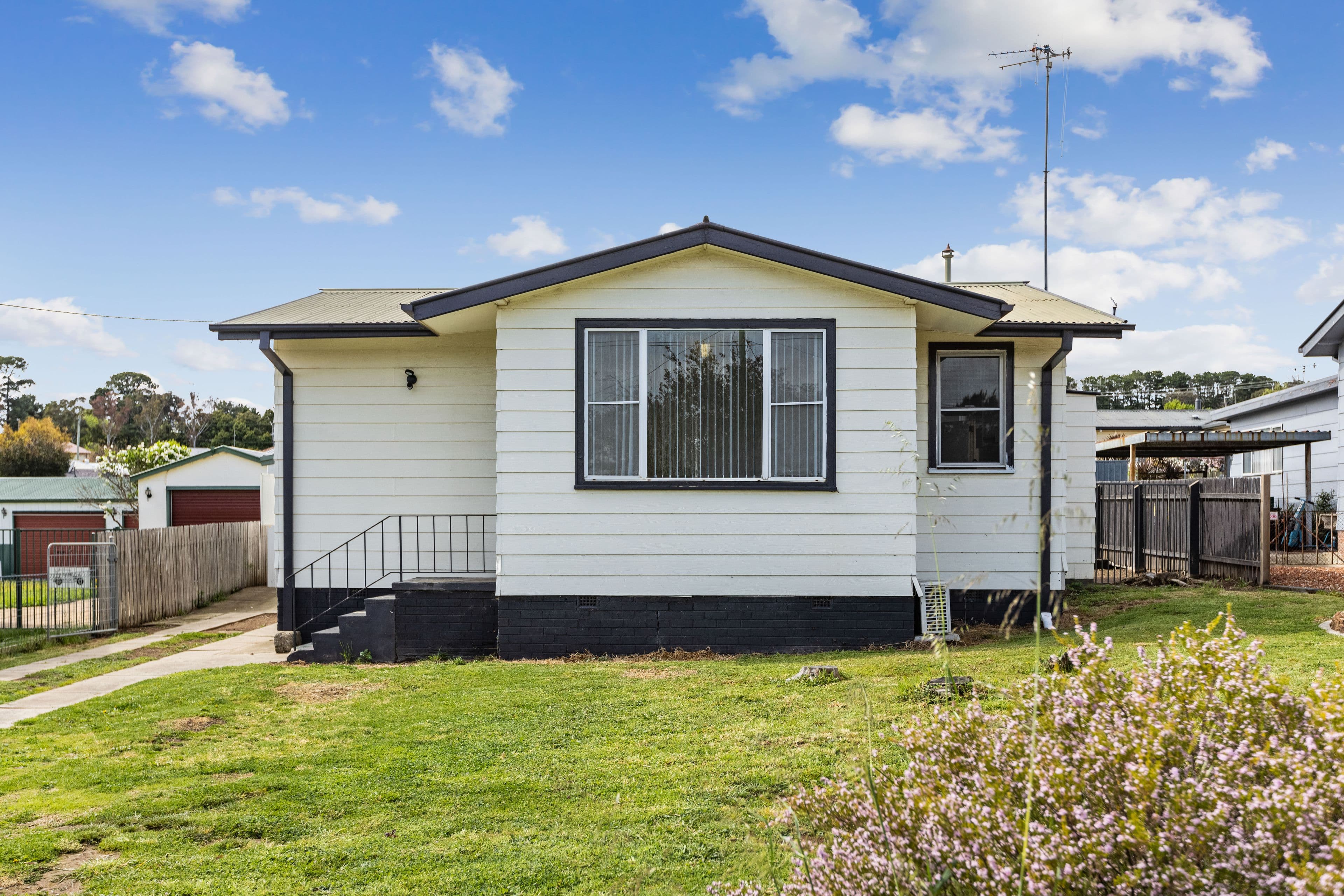 33 Lisgar Street, Goulburn NSW 2580, Goulburn - Image 1