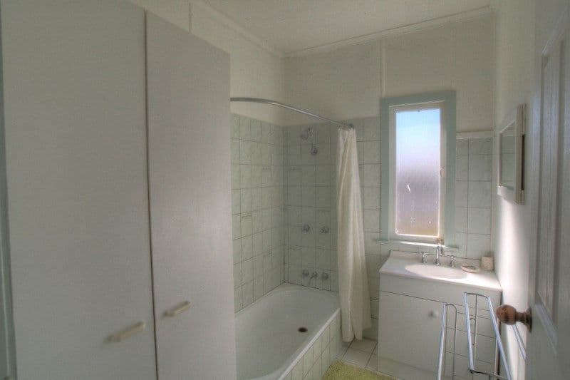 11 Bottomley Street, BRASSALL QLD 4305, Brassall - Thumbnail 8