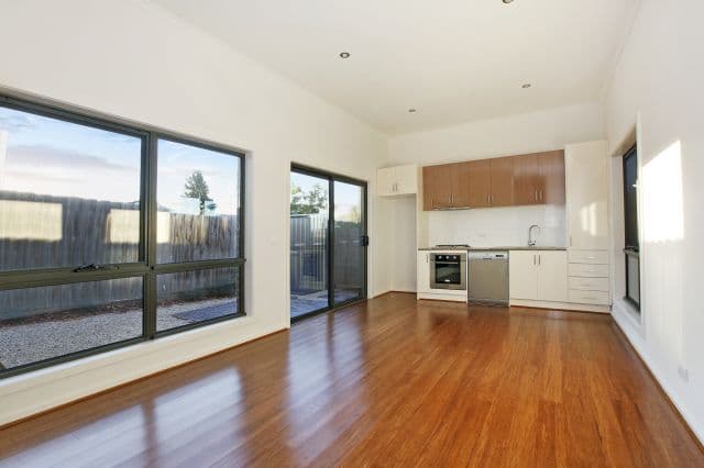 31 Erskine Avenue, Reservoir VIC 3073, Reservoir - Thumbnail 2