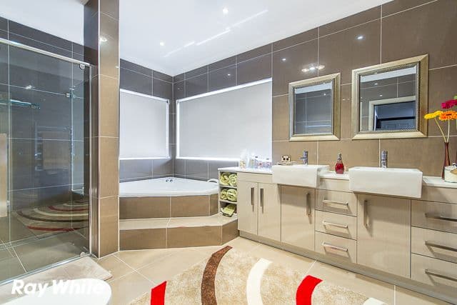 2 Brewon Close, BOSSLEY PARK NSW 2176, Bossley Park - Thumbnail 2