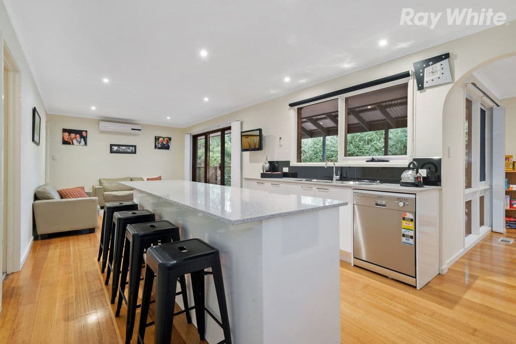 4 Carol Street, Scoresby VIC 3179, Scoresby - Thumbnail 2