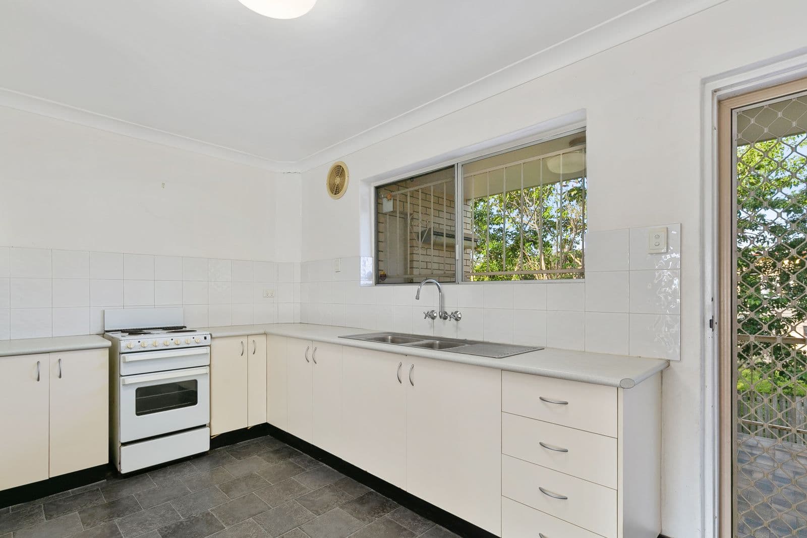 74 Henry Street, Greenslopes QLD 4120, Greenslopes - Thumbnail 5