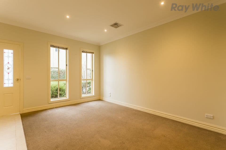 8 Lorraine Court, Hillside VIC 3037, Hillside - Thumbnail 3