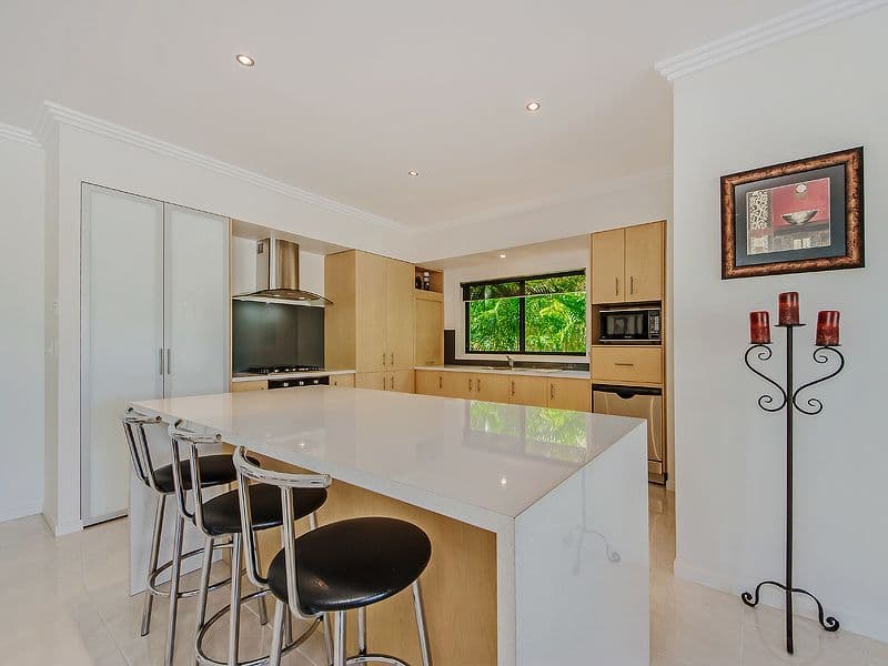 9 Lakeside Avenue, BROADBEACH WATERS QLD 4218, Broadbeach Waters - Thumbnail 6