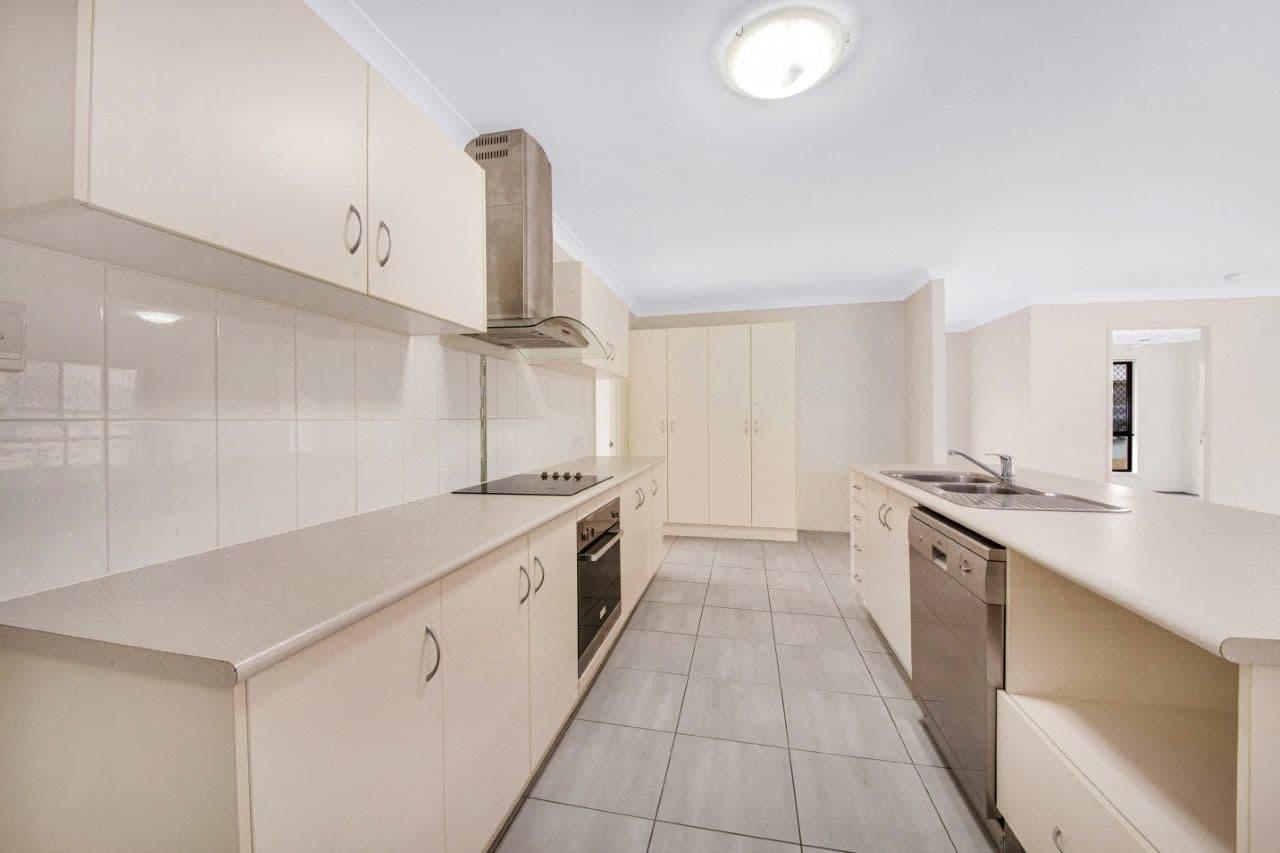 19 Deveney Drive, Kirkwood QLD 4680, Kirkwood - Thumbnail 5