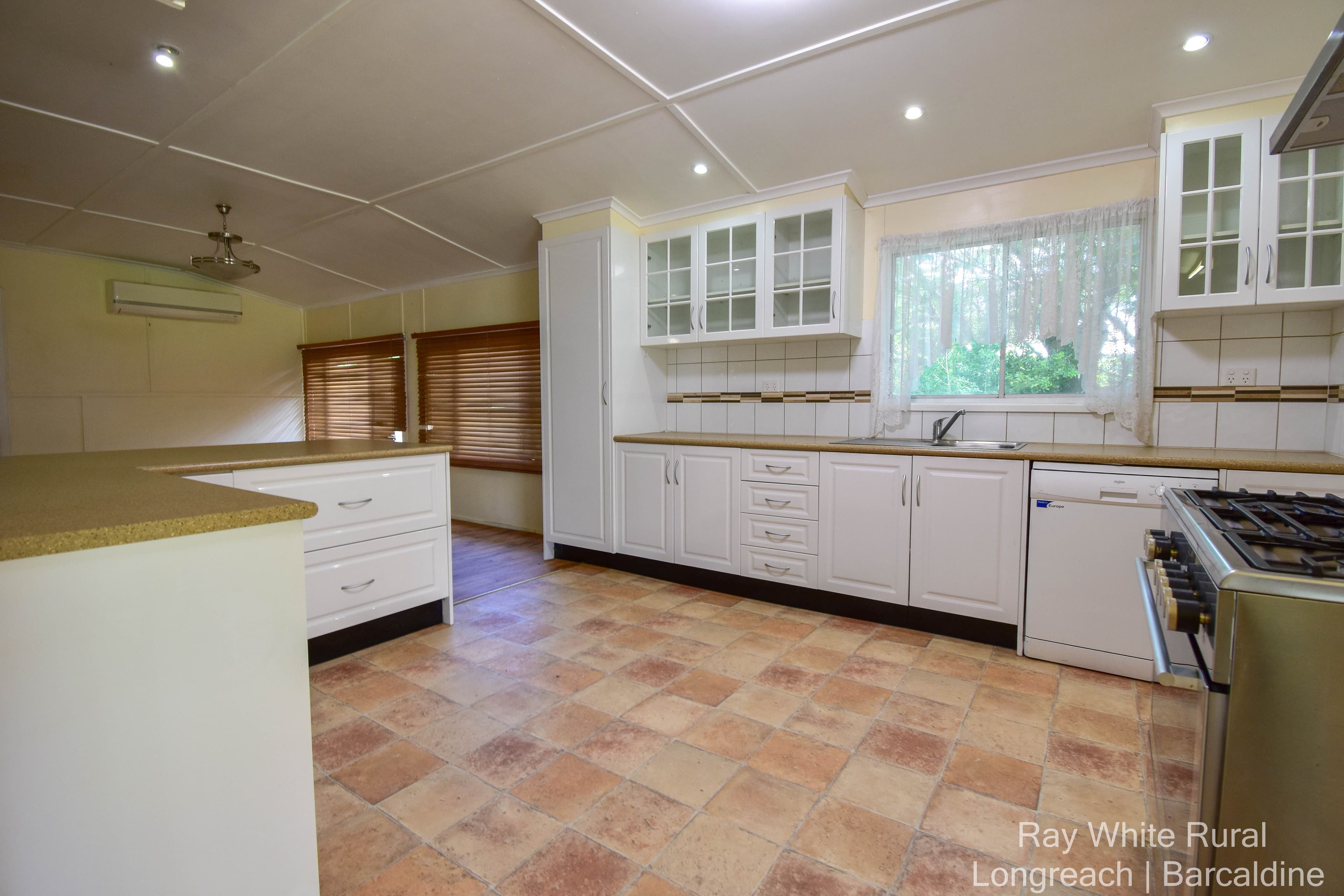 28 Eagle Street, Longreach QLD 4730, Longreach - Thumbnail 4