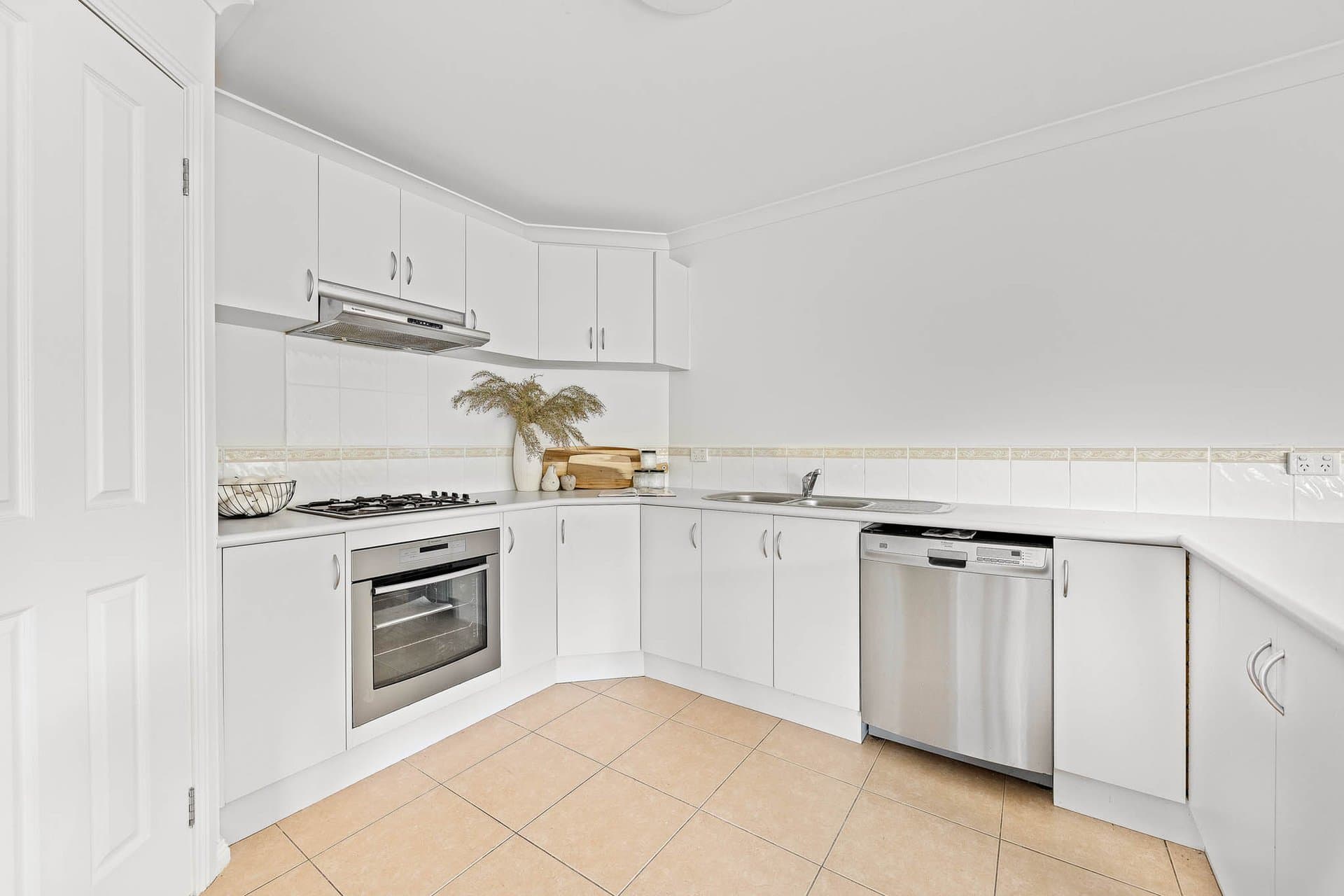 2 Morris Court, Sunbury - Thumbnail 4