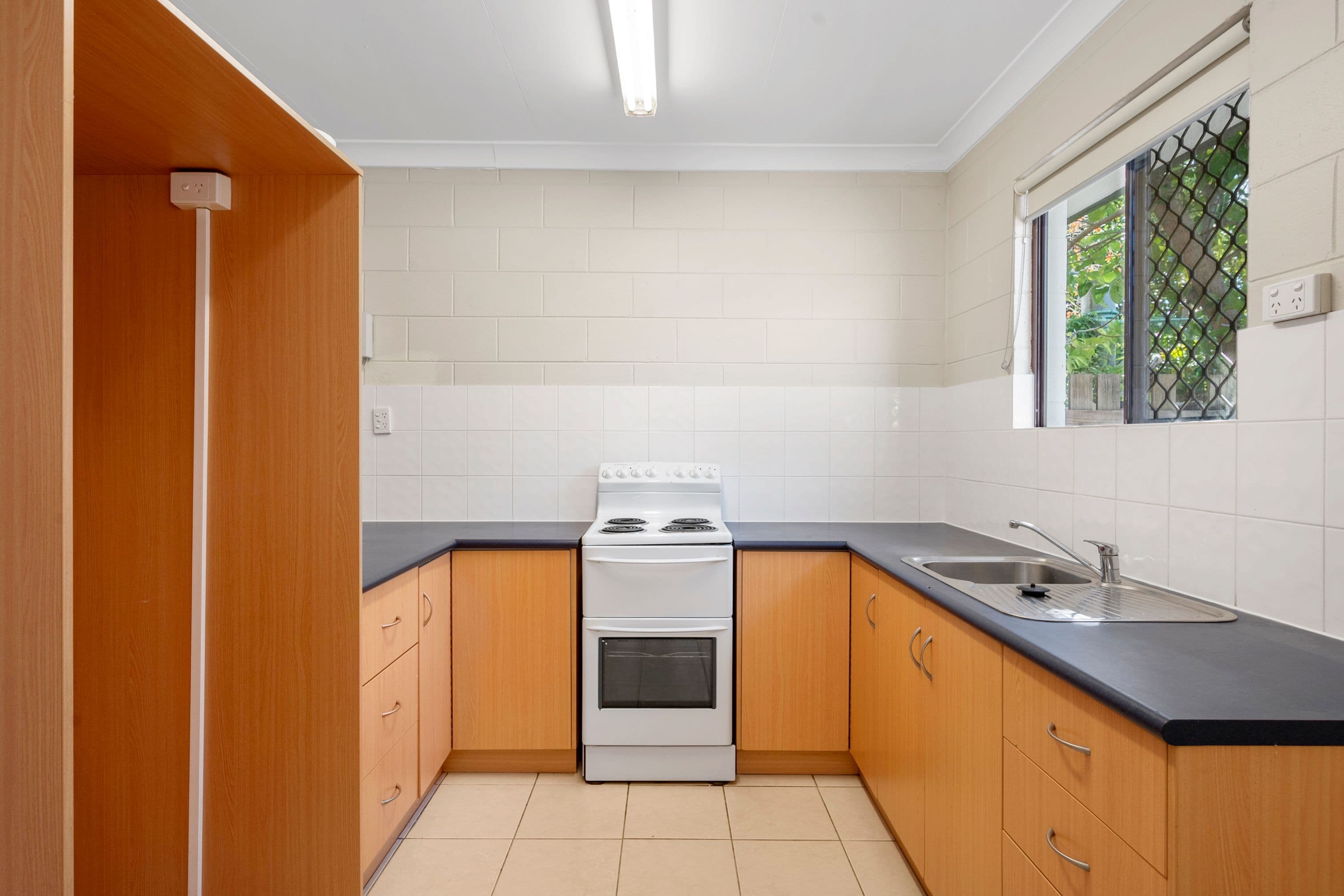 18 Kitchener Road, Pimlico QLD 4812, Pimlico - Thumbnail 2