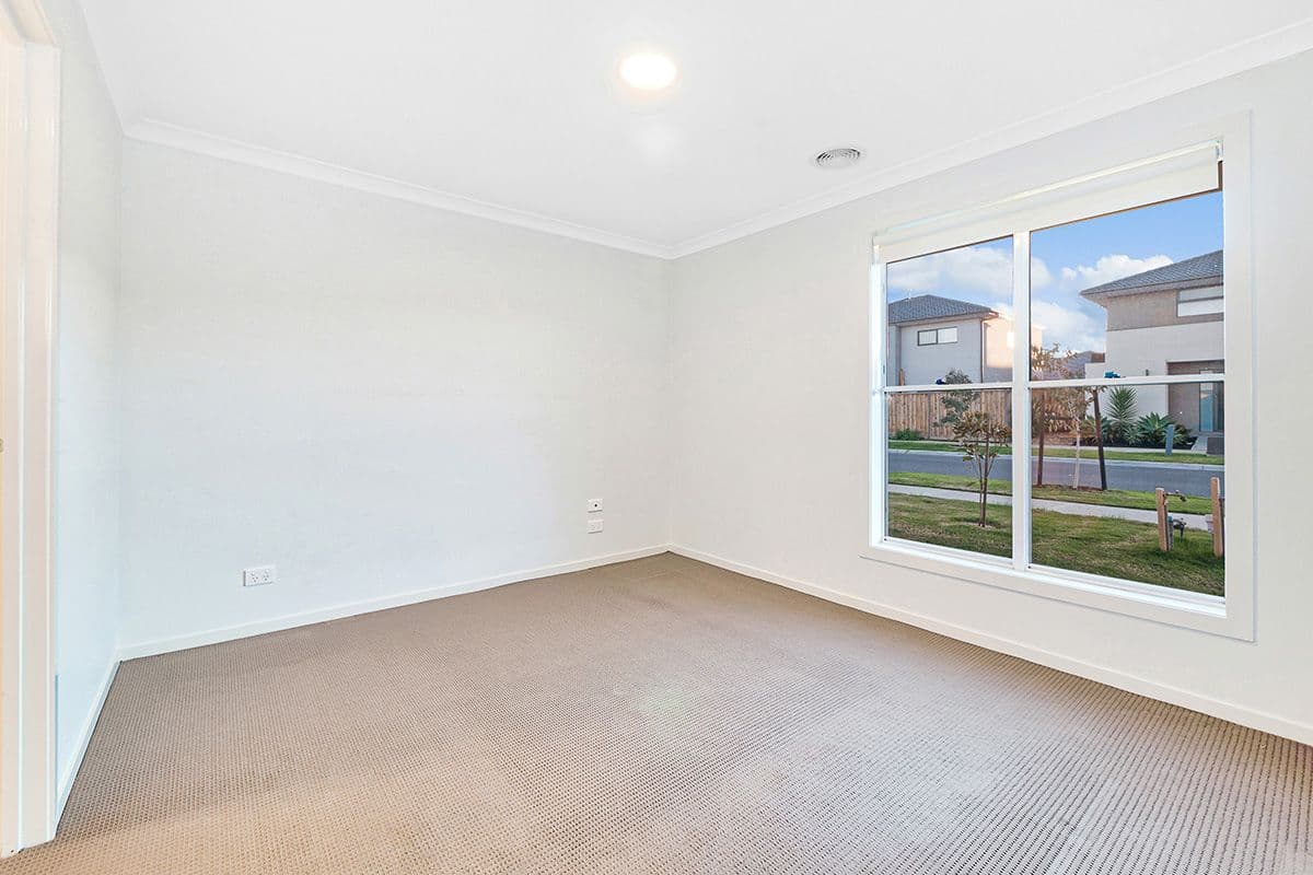 19 Mossey Crescent, CRANBOURNE EAST VIC 3977, Cranbourne East - Thumbnail 2