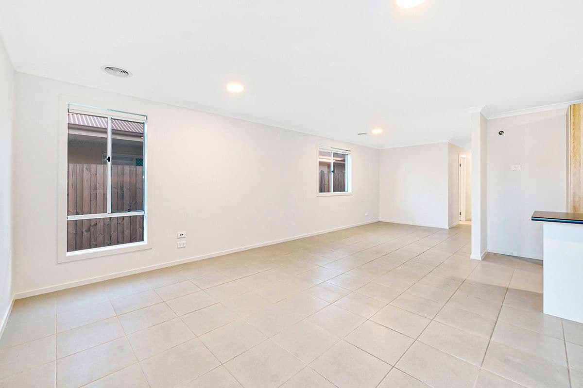 19 Mossey Crescent, CRANBOURNE EAST VIC 3977, Cranbourne East - Thumbnail 6