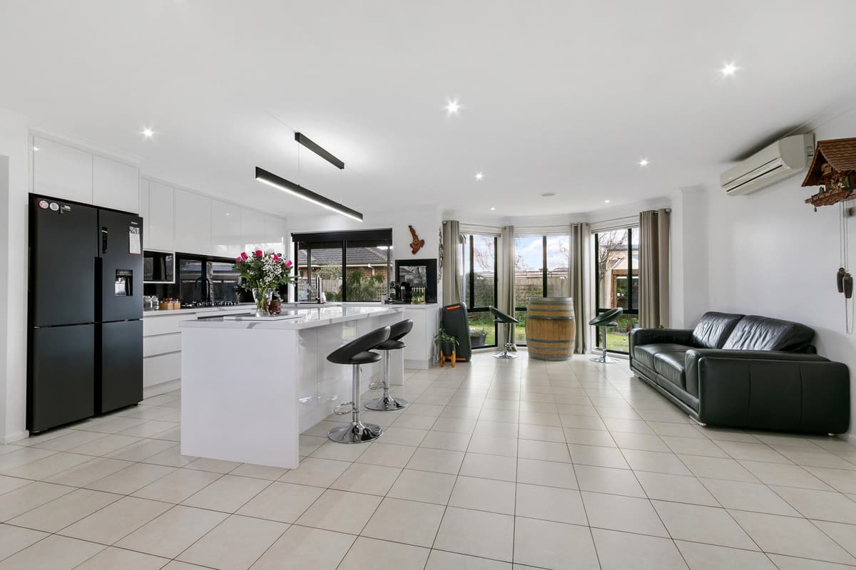 8 Joanne Court, Morwell VIC 3840, Morwell - Thumbnail 2
