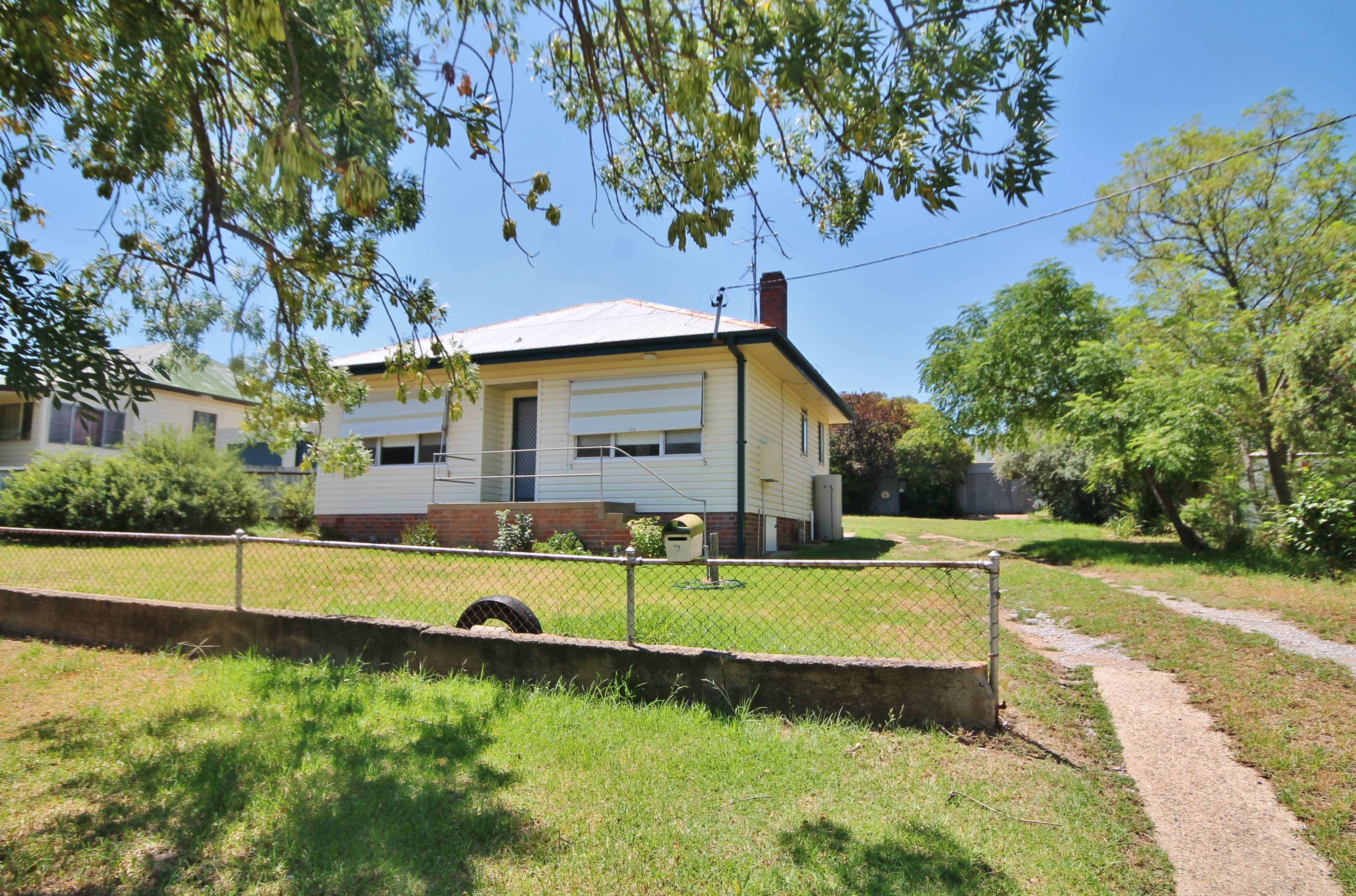 7 Blackett Avenue, Young - Image 1