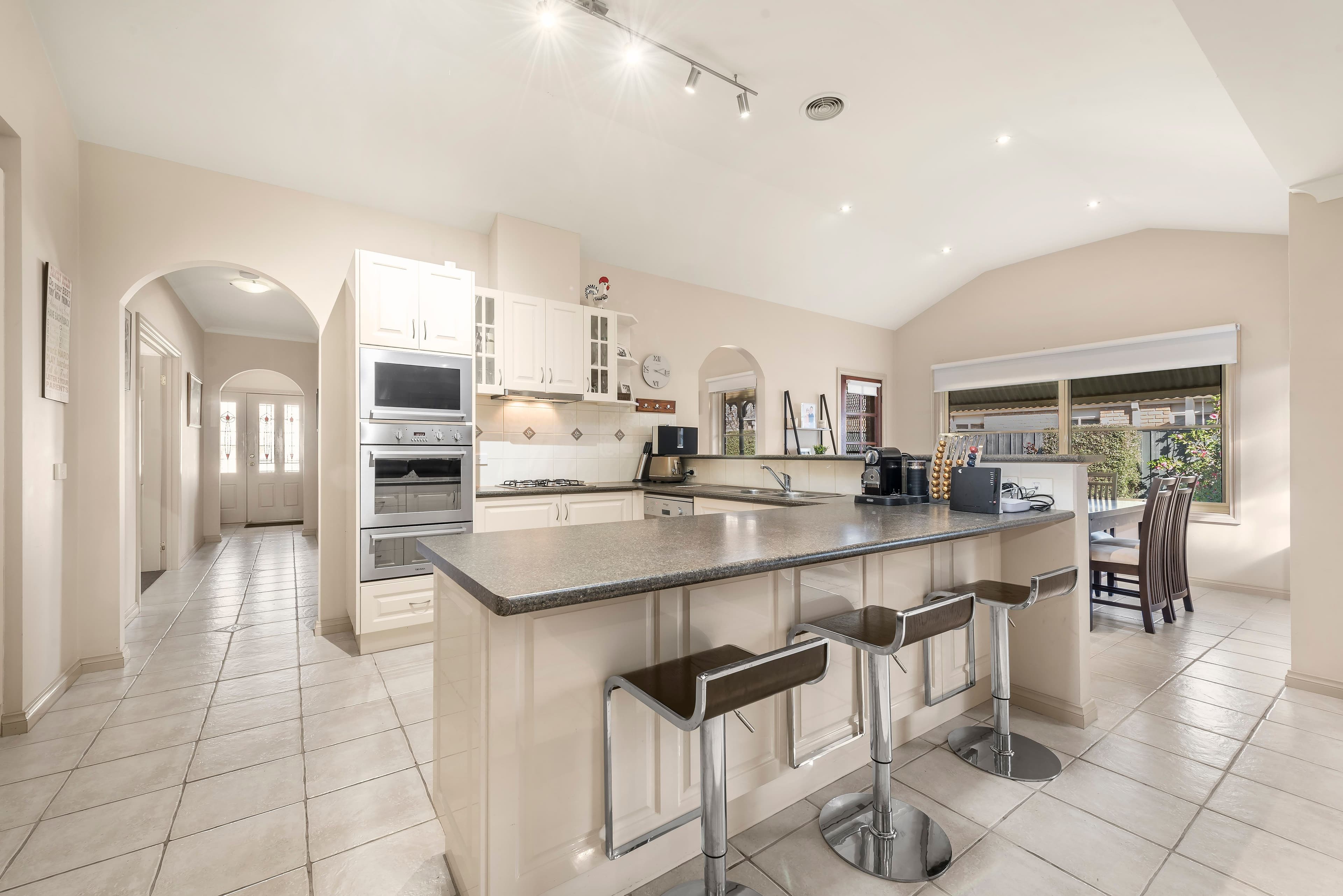 10 Hermitage Place, Rowville VIC 3178, Rowville - Thumbnail 2