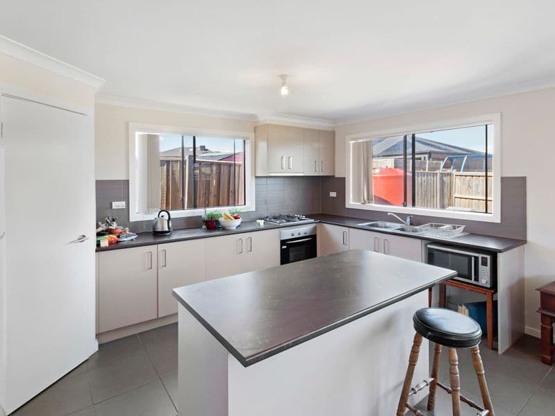 14 Cherry Close, Melton West VIC 3337, Melton West - Thumbnail 2