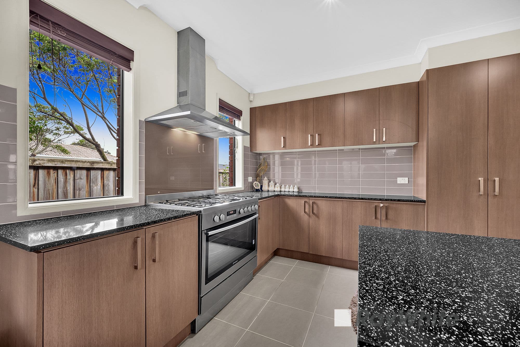36 Mickleham Drive, Cranbourne North VIC 3977, Cranbourne North - Thumbnail 4