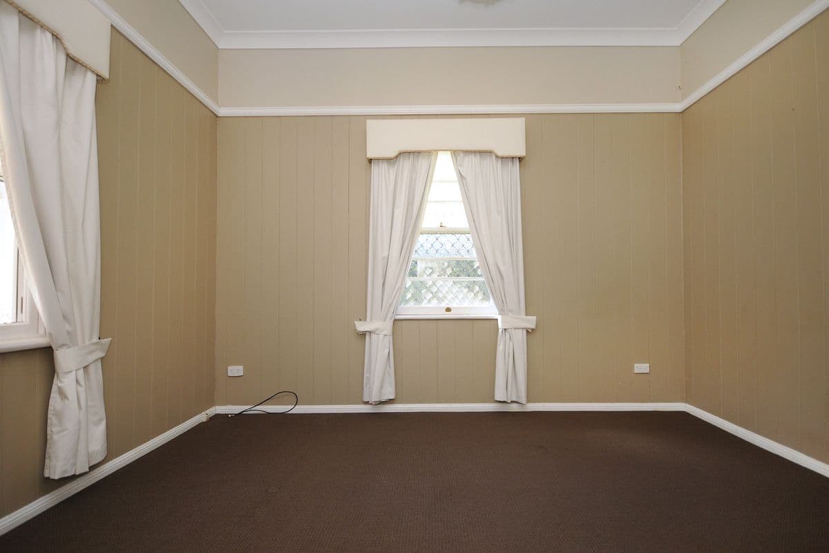 10 Wallace Street, NEWTOWN QLD 4350, Newtown - Thumbnail 2