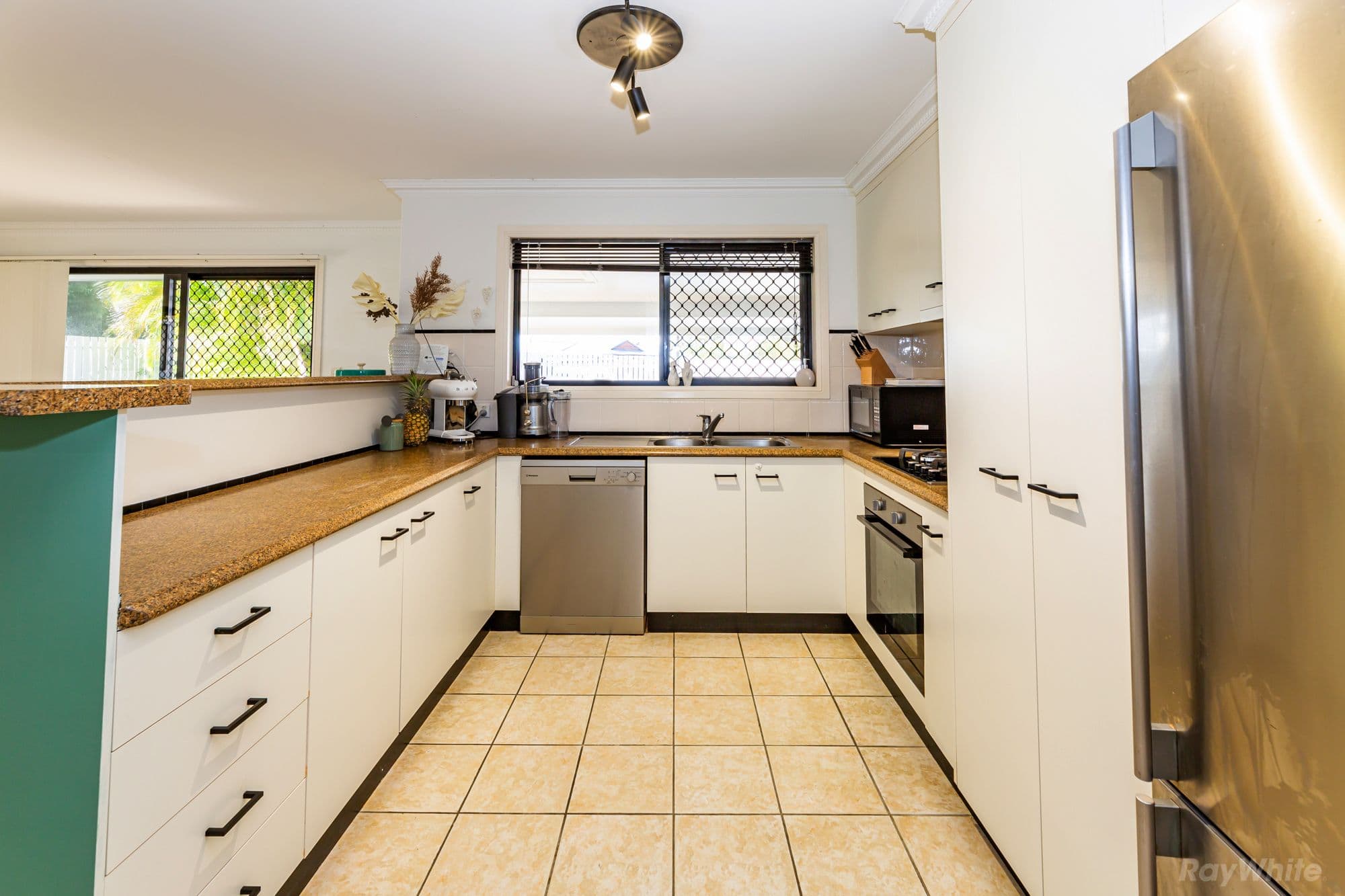 2 Bobby Place, Coral Cove QLD 4670, Coral Cove - Thumbnail 8