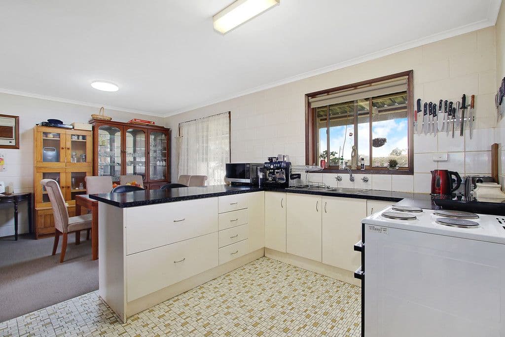 72 James Cook Avenue, Howlong NSW 2643, Howlong - Thumbnail 2
