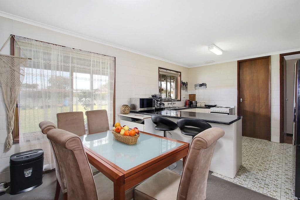 72 James Cook Avenue, Howlong NSW 2643, Howlong - Thumbnail 6
