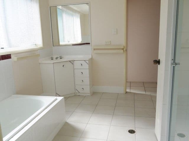 17 Clarance Drive, NEW AUCKLAND QLD 4680, New Auckland - Thumbnail 7