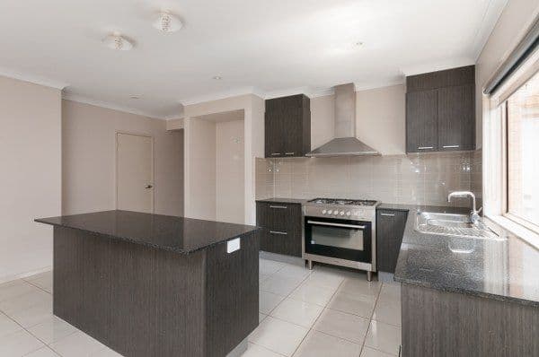 10 Eveline Street, CRAIGIEBURN VIC 3064, Craigieburn - Thumbnail 2