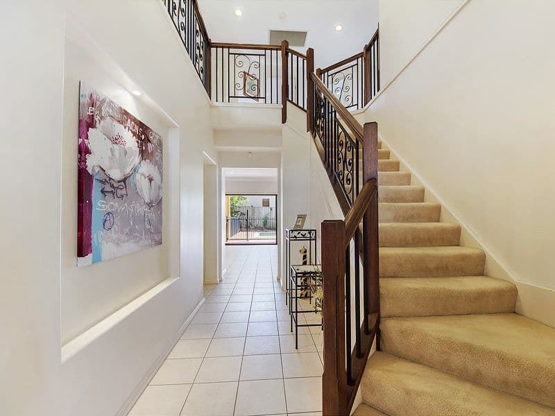 9 Mckinley Court, VARSITY LAKES QLD 4227, Varsity Lakes - Thumbnail 2