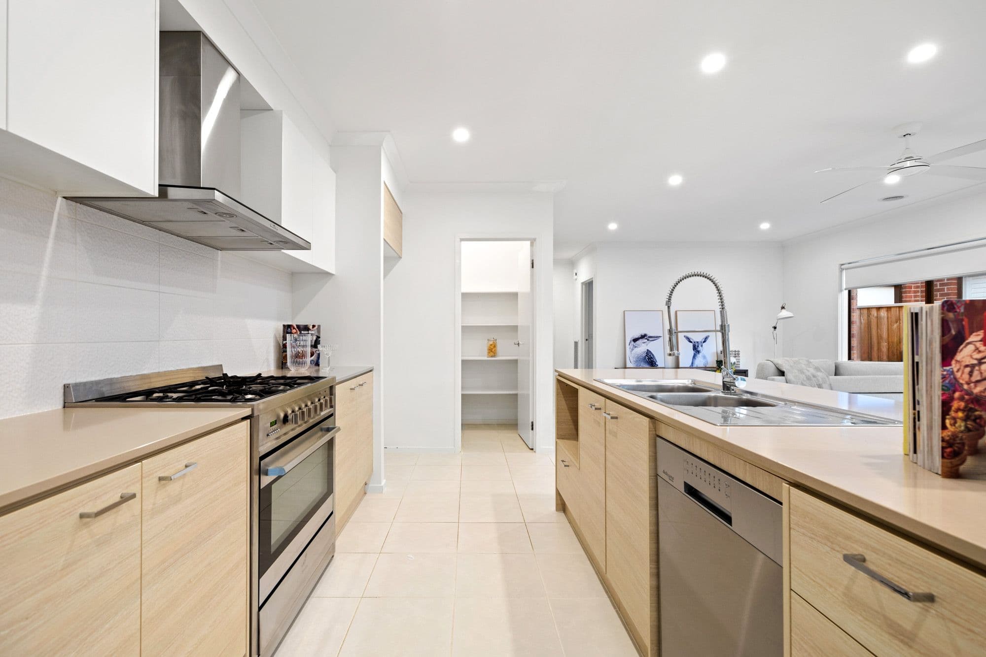 10 Arthurdale Crescent, Werribee VIC 3030, Werribee - Thumbnail 2