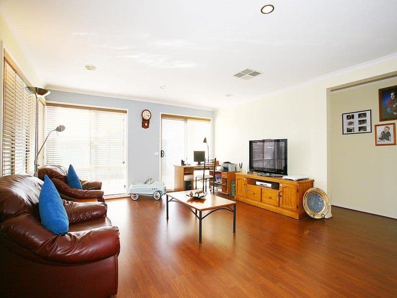 4 Woodchase Court, CRANBOURNE EAST VIC 3977, Cranbourne East - Thumbnail 2