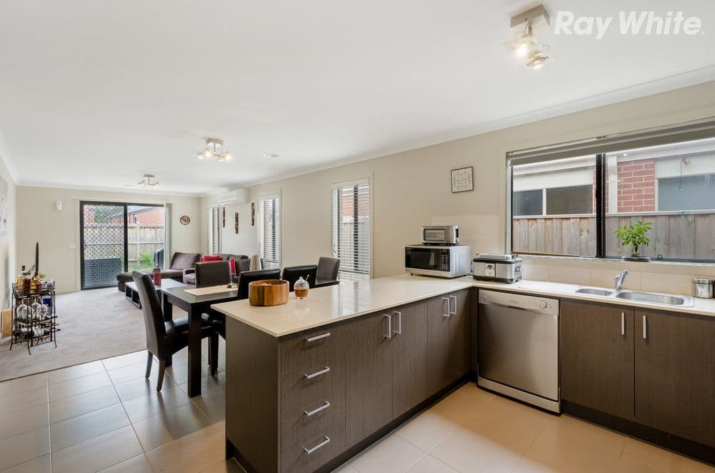 22 Cemetine Terrace, Cranbourne VIC 3977, Cranbourne - Thumbnail 3