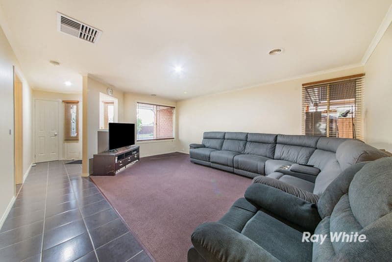 8 Broadleaf Way, Cranbourne VIC 3977, Cranbourne - Thumbnail 5