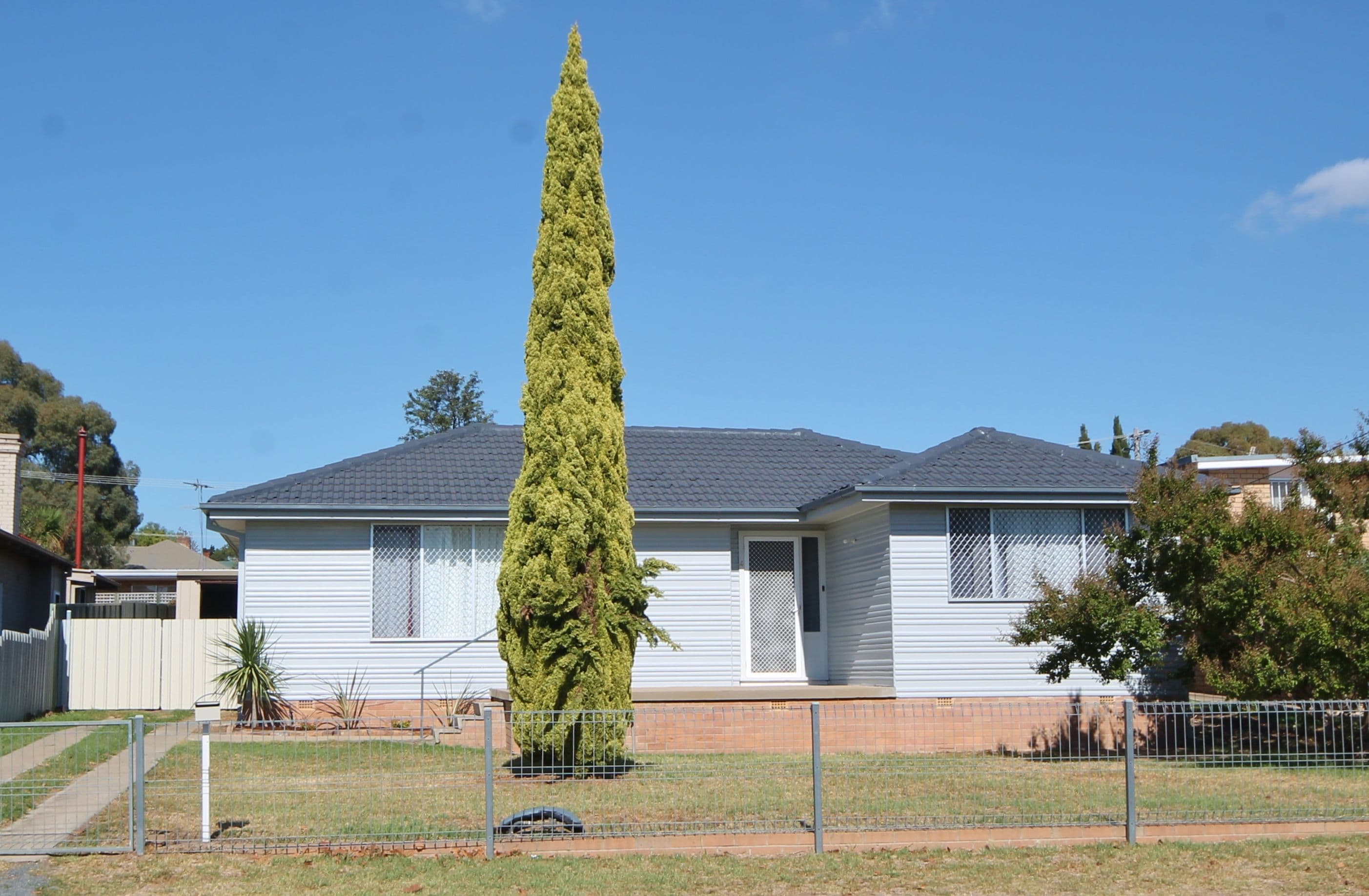 4 Spring Street, Young - Image 1