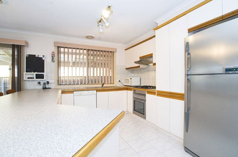10 Warren Close, MILL PARK VIC 3082, Mill Park - Thumbnail 2
