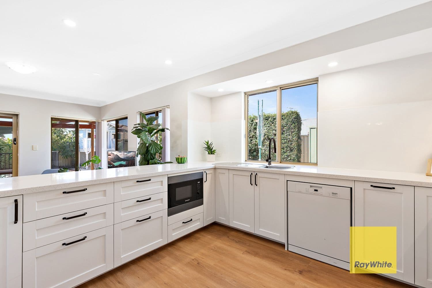 35 Redheart Drive, Thornlie WA 6108, Thornlie - Thumbnail 2