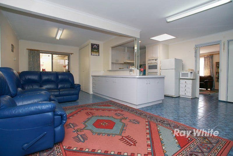 30 Hamilton Drive, CRANBOURNE VIC 3977, Cranbourne North - Thumbnail 2