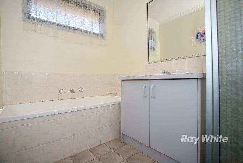 30 Hamilton Drive, CRANBOURNE VIC 3977, Cranbourne North - Thumbnail 5