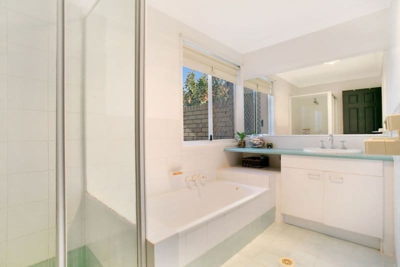 117 Honeyeater Drive, BURLEIGH WATERS QLD 4220, Burleigh Waters - Thumbnail 6