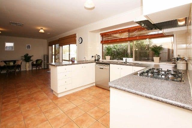 4 Lyell Place, TAYLORS LAKES VIC 3038, Taylors Lakes - Thumbnail 2