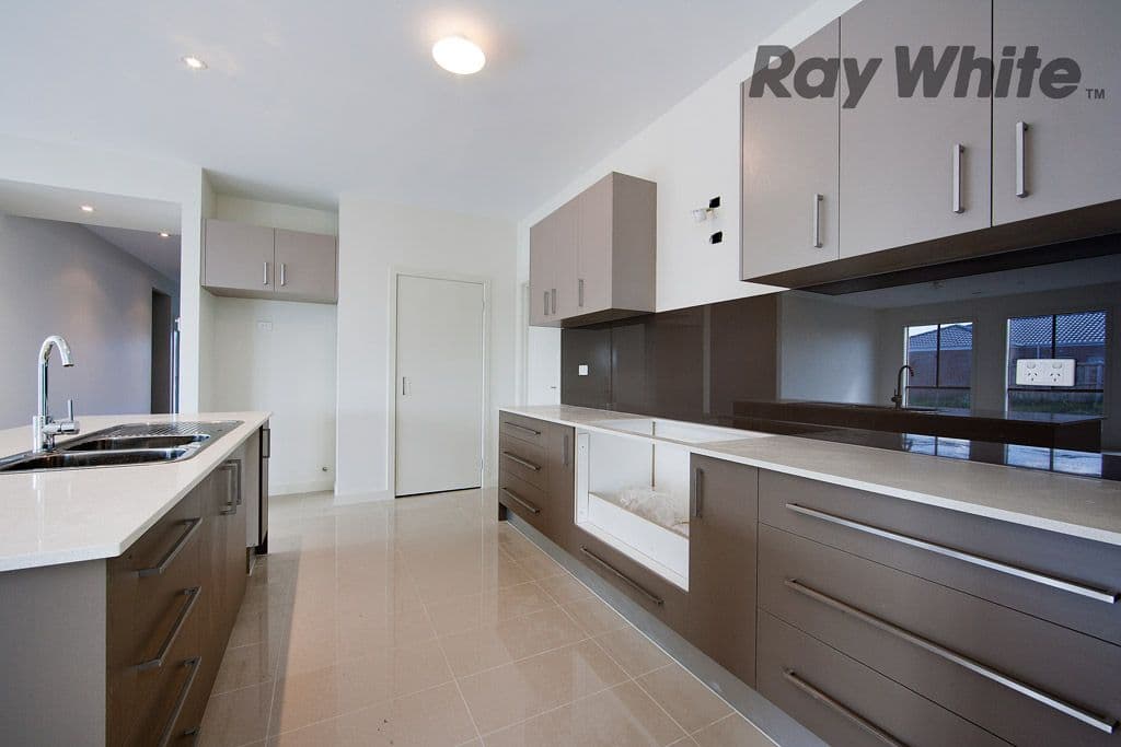 32  Marlin Crescent, POINT COOK VIC 3030, Point Cook - Thumbnail 2