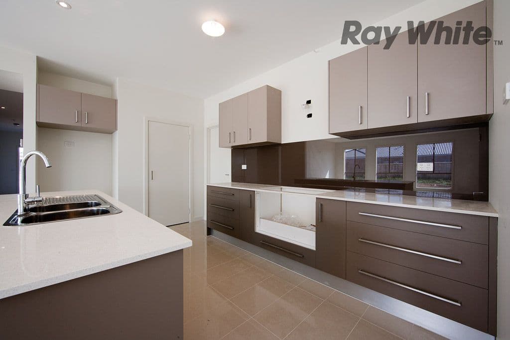 32  Marlin Crescent, POINT COOK VIC 3030, Point Cook - Thumbnail 3