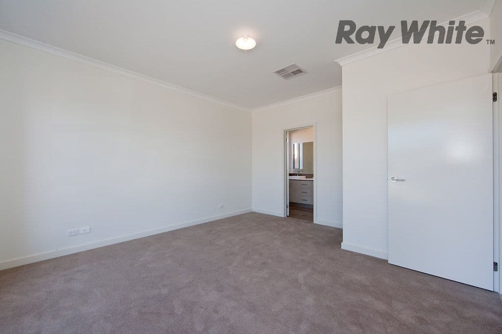 32  Marlin Crescent, POINT COOK VIC 3030, Point Cook - Thumbnail 5