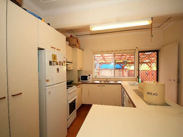 4 Pelman Avenue, GREENACRE NSW 2190, Greenacre - Thumbnail 3