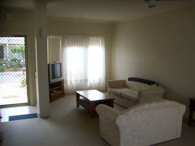 16 Branchilly Drive, ROXBURGH PARK VIC 3064, Roxburgh Park - Thumbnail 3